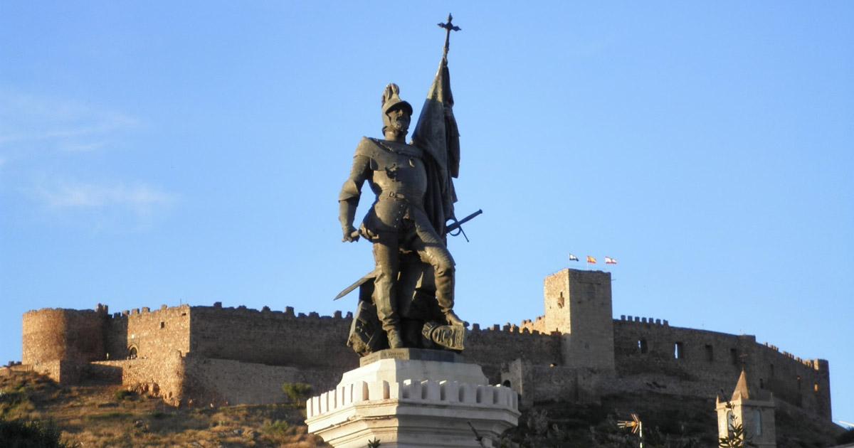 O governo da Espanha deve remover a estátua de Hernán Cortés, pisando na efígie de uma cabeça indígena