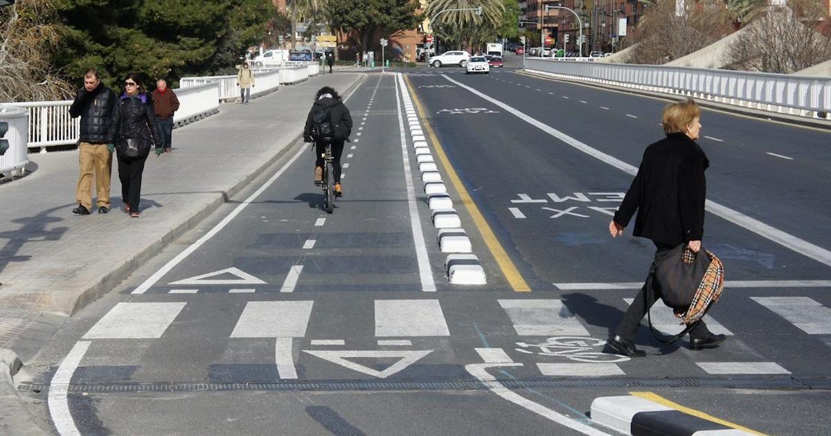 Que se creen y difundan normativas sobre carril bici y peatones
