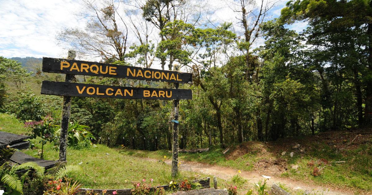 Firmas para salvar el Parque Nacional Volcán Barú, que esta siendo deforestado por la familia Melendez y el Gobierno Local