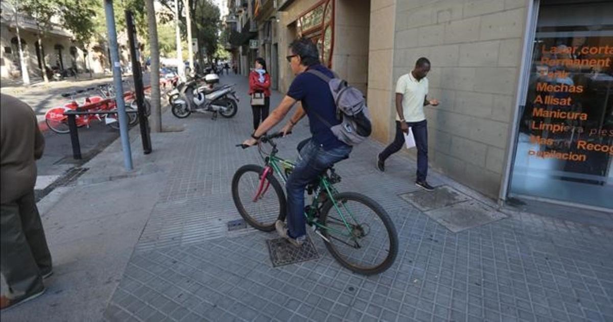 Prohíban motos y bicicletas circulando por las aceras