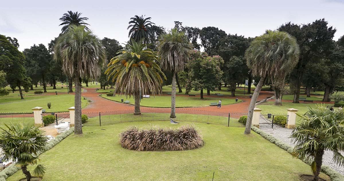 Asfalten la pista de caminar en el Parque Avellaneda donde esta el trencito y la estación saludable