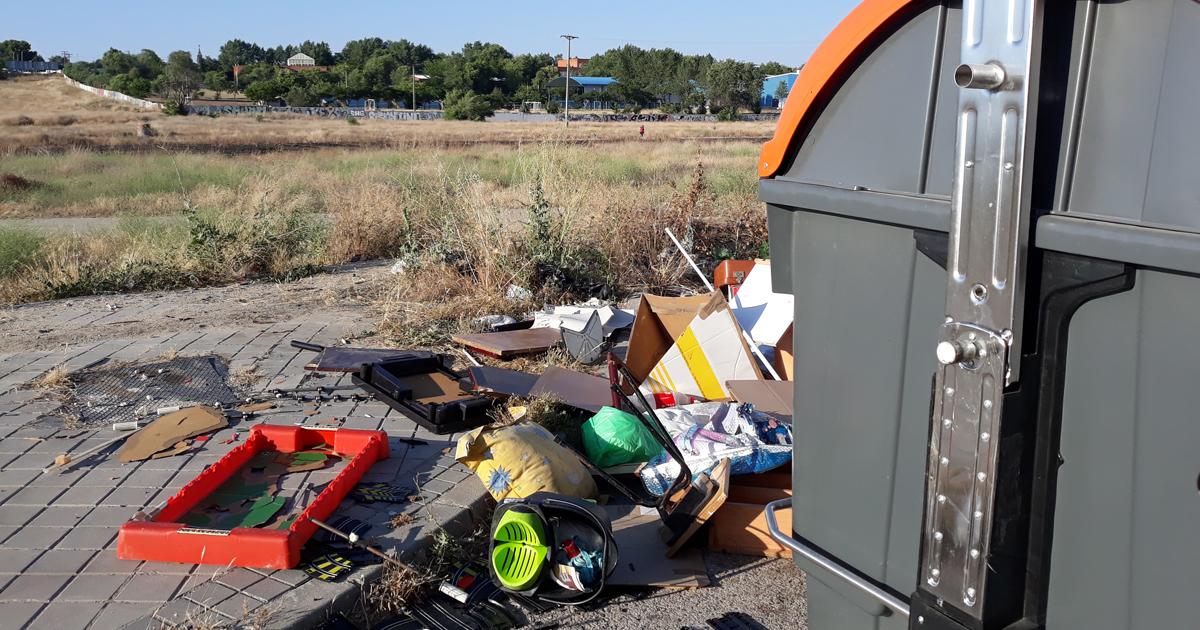 Que den servicio de recogidas de basura en mi barrio y abran la salida a la carretera principal