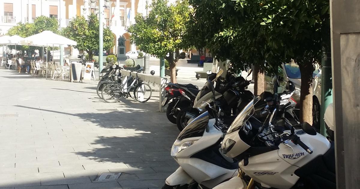 Pedir al Ayuntamiento de Badajoz, se permita estacionar las motocicletas y ciclomotores en aceras de más de 3m