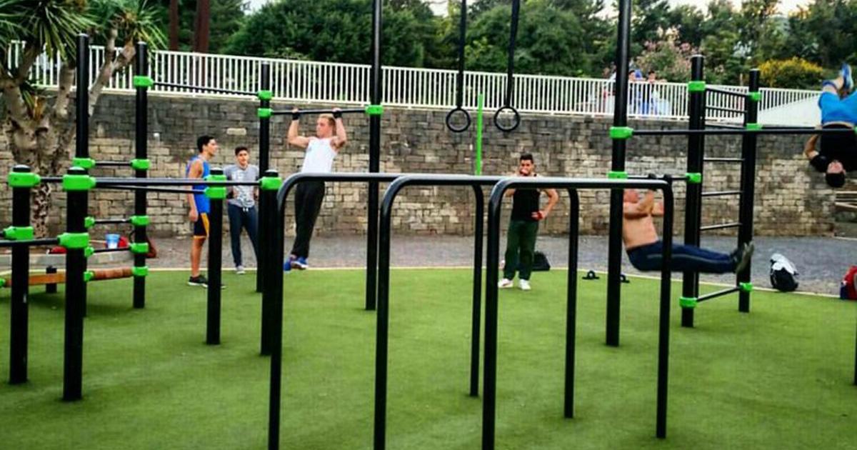 Crear un parque de calistenia y street workout cerca de la Av. Marina