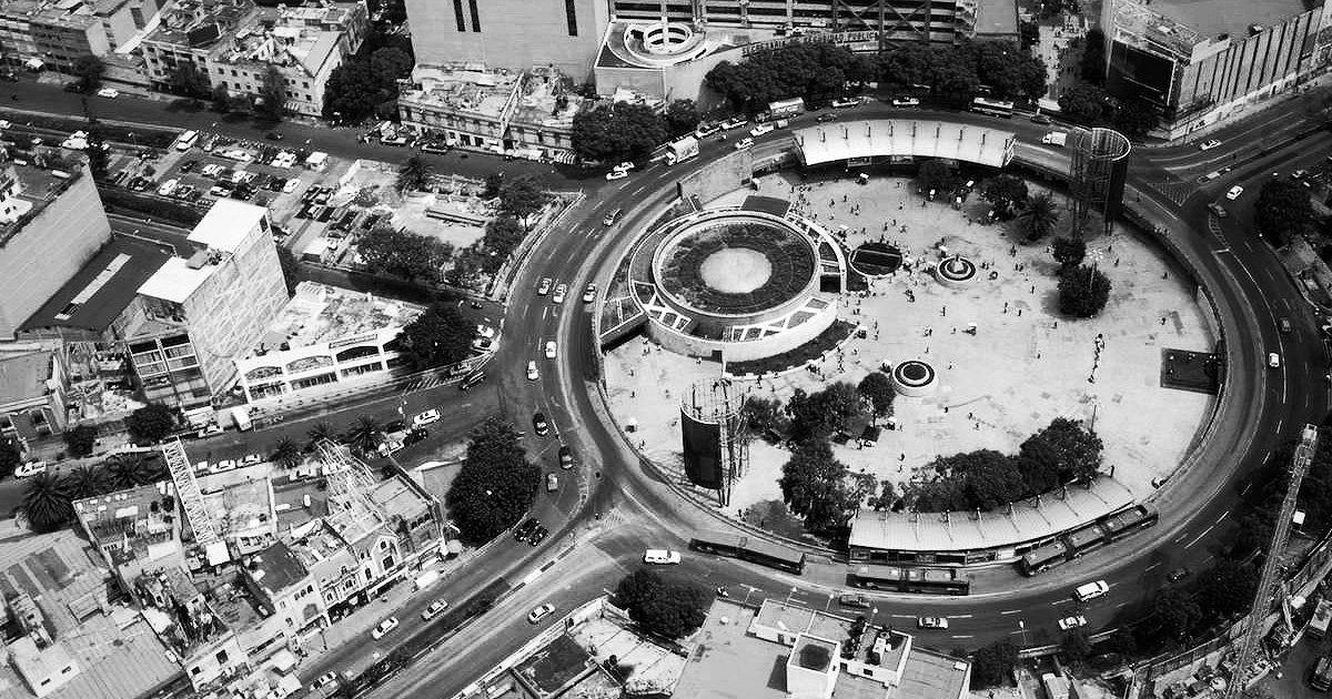 Limpiar el piso del Corredor Chapultepec 