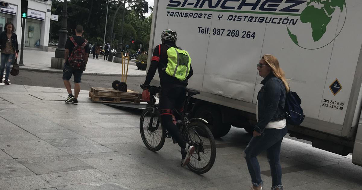 Prohibir que las bicicletas circulen por las aceras y las rotondas