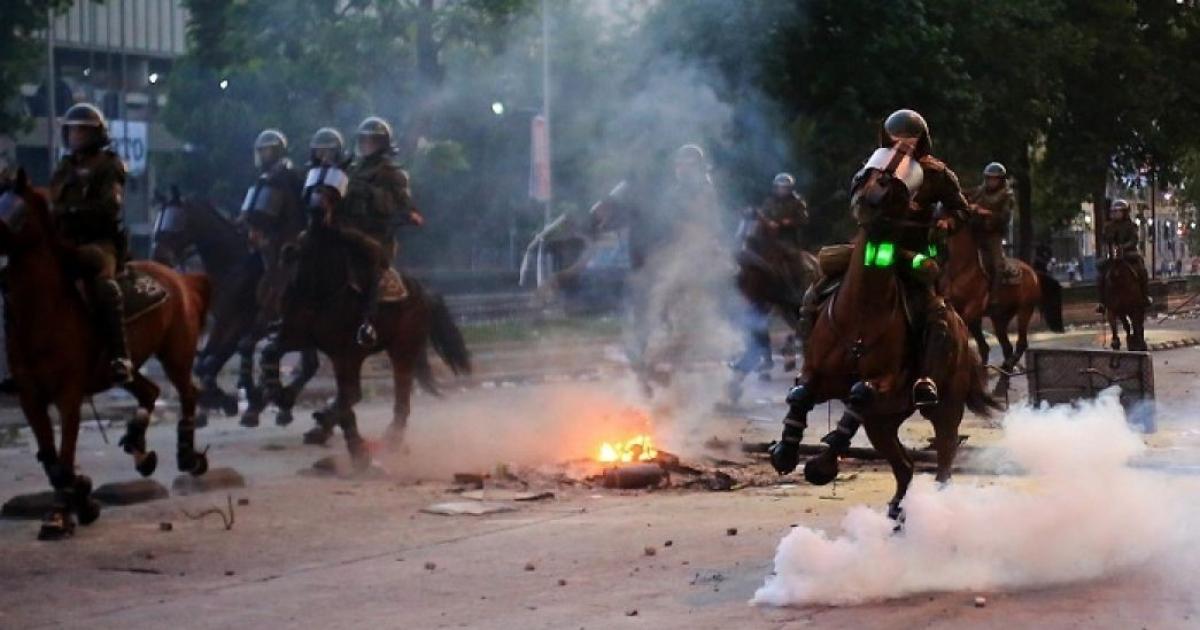 Detengan el uso de caballos en epicentro de manifestaciones en Chile