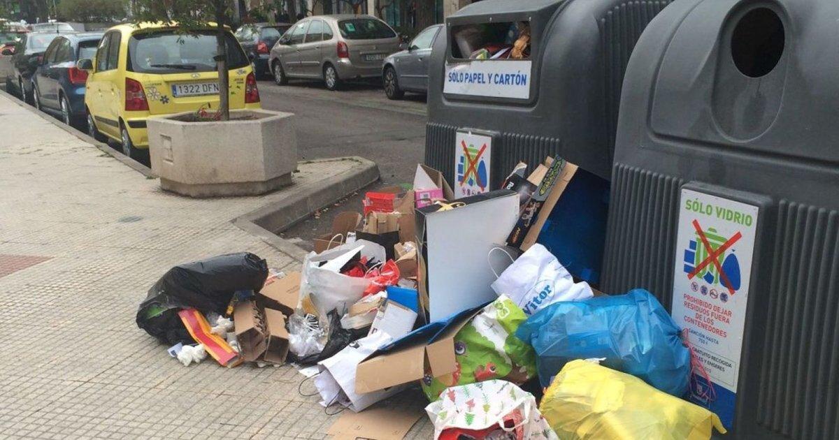 Una gestión adecuada. Las calles, los jardines, el interior del metro de Madrid tiene sus papeleras sin vaciar.