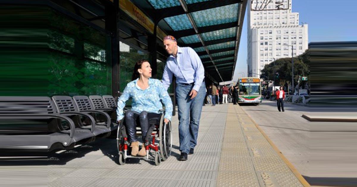 Las paradas de colectivos del Metrobus están demasiado espaciadas para las personas con discapacidades
