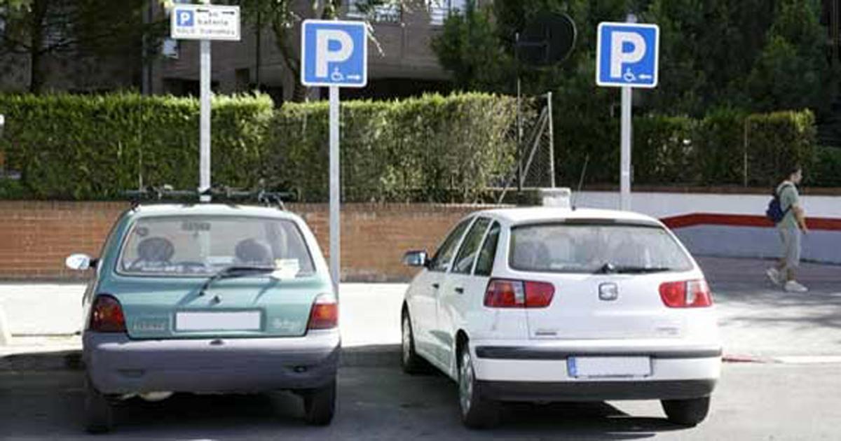 Coches aparcados en las aceras, pasos de cebras, los minusválidos ven como no tienen donde aparcar