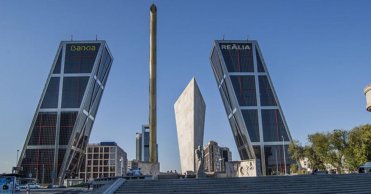 Retirar el obelisco de Plaza de Castilla que no funciona y restituir una fuente como que que hubo antes.